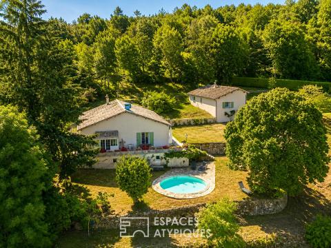 Propriété avec 2 maisons, piscine et un panorama sur la nature