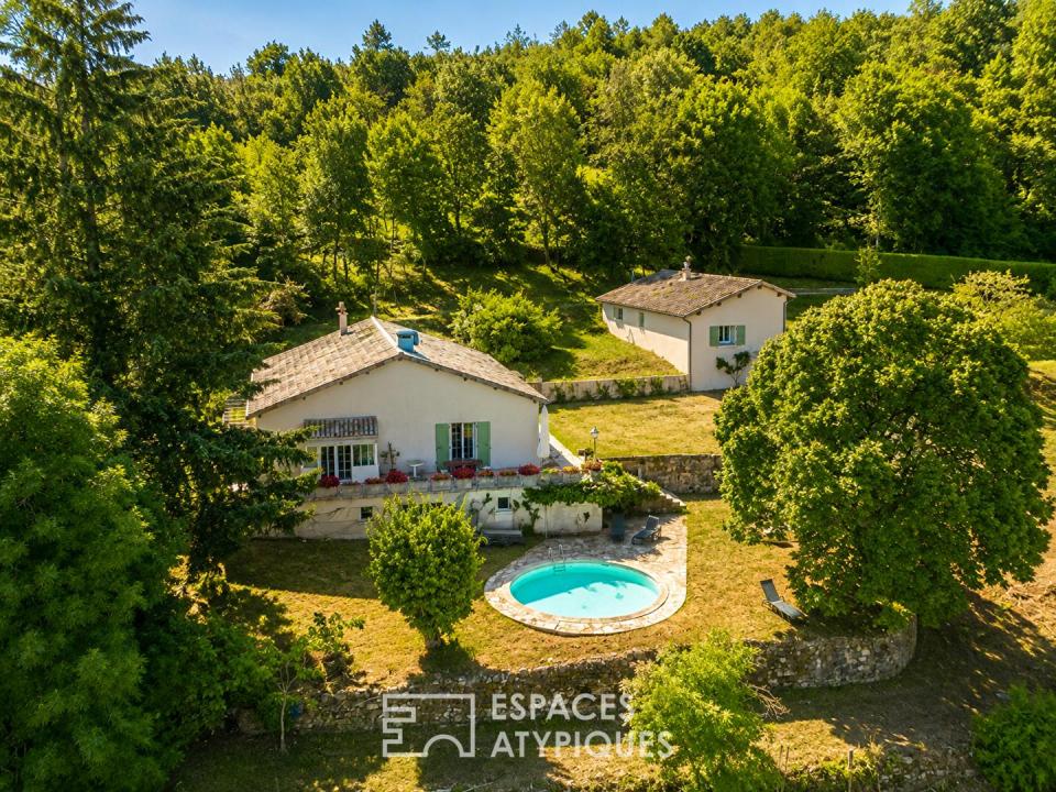 Propriété avec 2 maisons, piscine et un panorama sur la nature