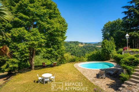 Propriété avec 2 maisons, piscine et un panorama sur la nature