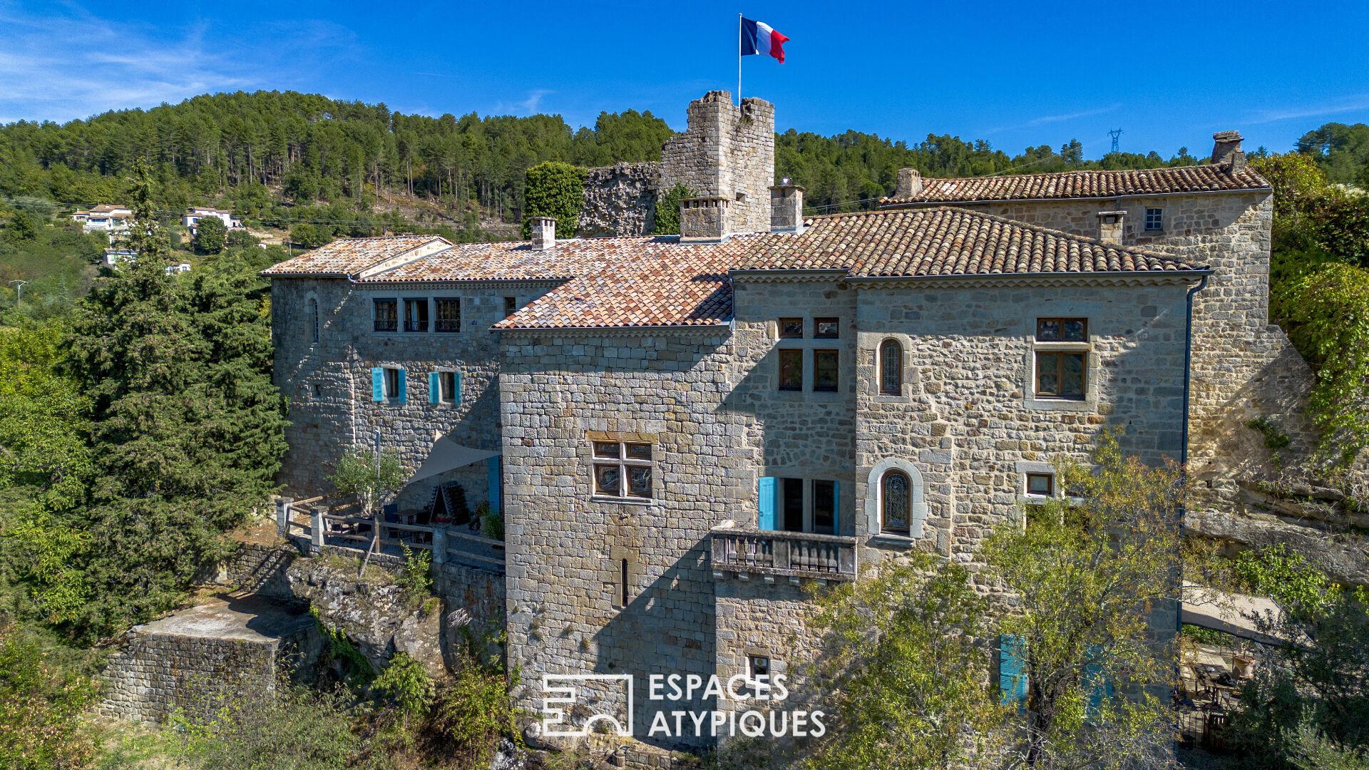 Château rénové avec chambres d'hôtes, jardins en terrasses et vaste vue dominante