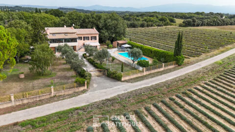 Maison familiale avec piscine au milieu des lavandes et vue sur Mont Ventoux en Drôme Provençale