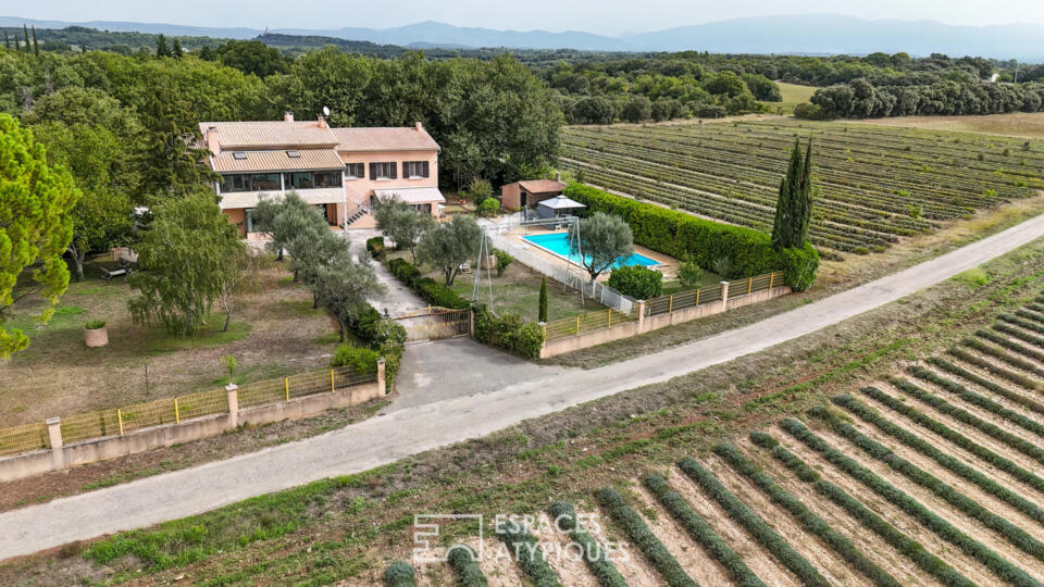 Maison familiale avec piscine au milieu des lavandes et vue sur Mont Ventoux en Drôme Provençale