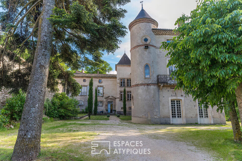 La vie de château réinventée au coeur d'un village perché.