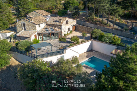 Maison en pierre avec piscine et vue panoramique
