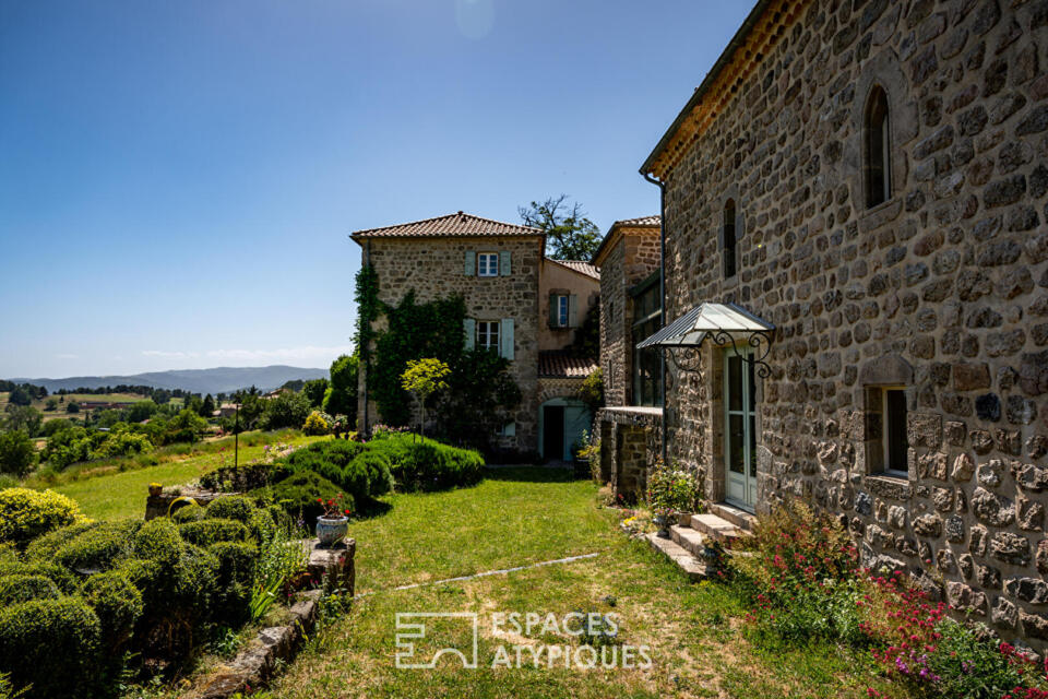 Propriété historique avec salle de concert et vue panoramique sur l'Ardèche