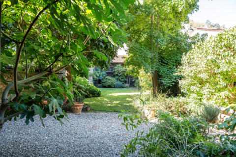 Maison en coeur de ville avec jardin arboré