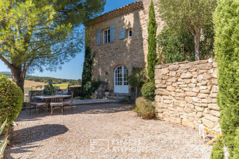 Bastide du XVII ème siècle à flanc de rocher dans un village perché.