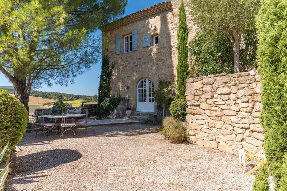 Bastide du XVIIe siècle à flanc de rocher dans un village perché.