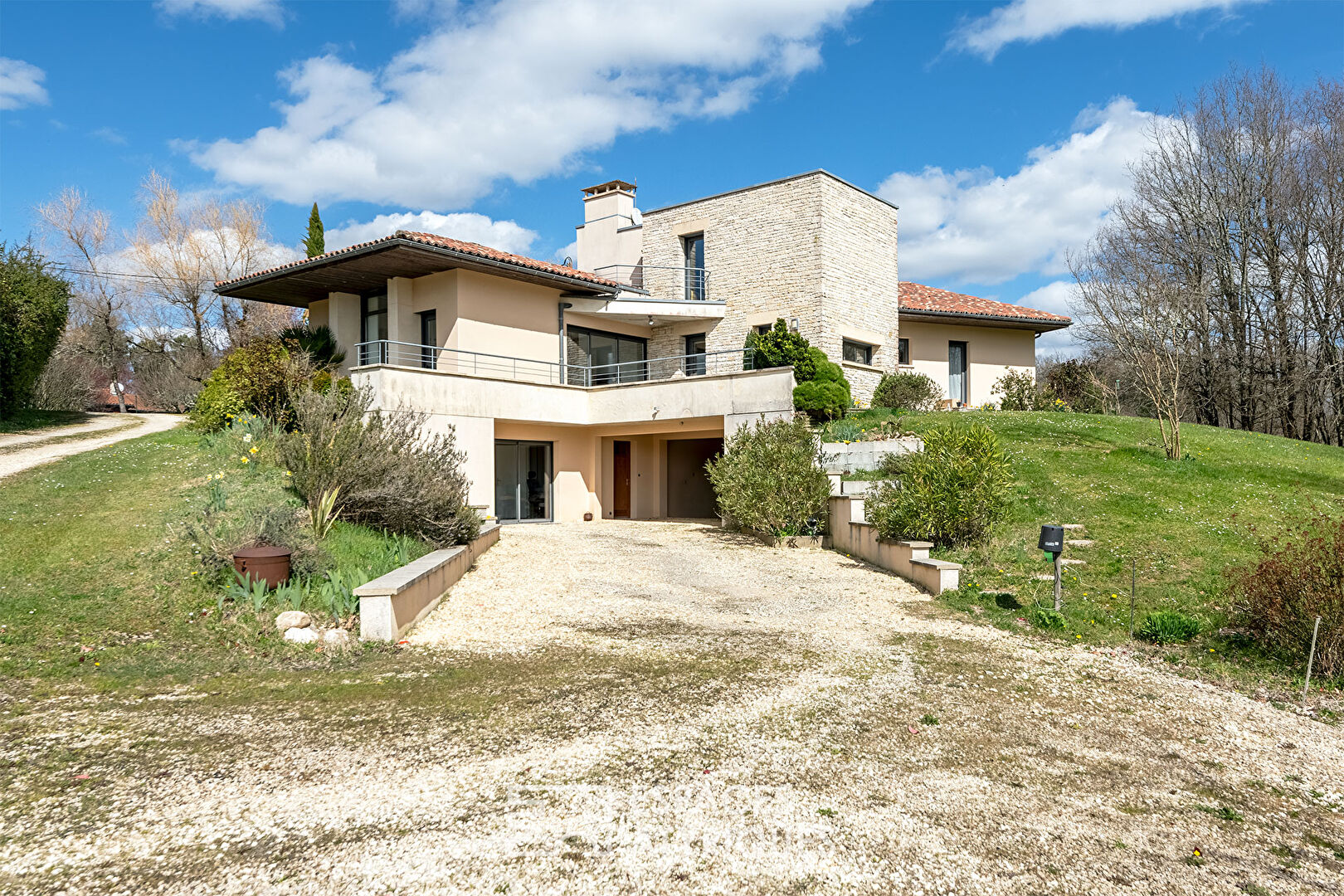 Elegant architect-designed house in the heart of a residential area