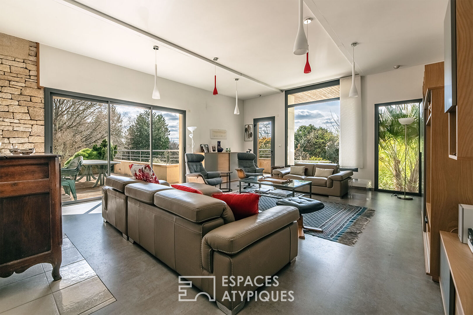 Elegant architect-designed house in the heart of a residential area