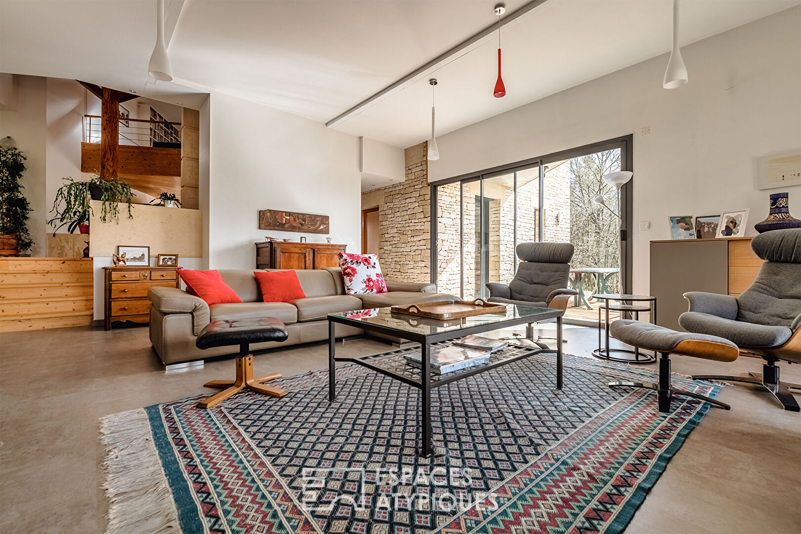 Elegant architect-designed house in the heart of a residential area