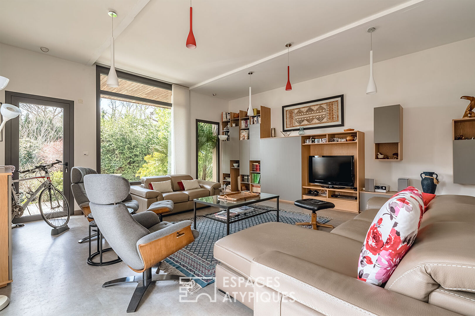 Elegant architect-designed house in the heart of a residential area