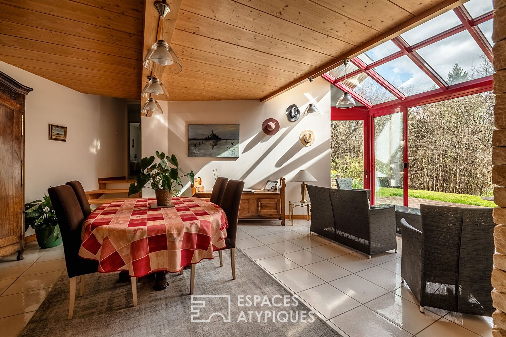 Elegant architect-designed house in the heart of a residential area