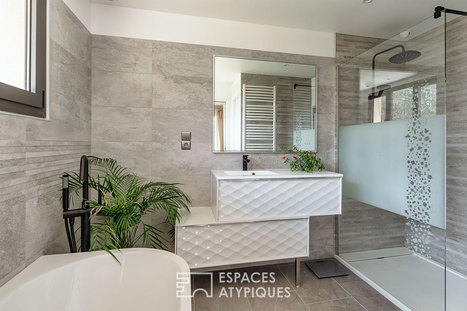 Elegant architect-designed house in the heart of a residential area