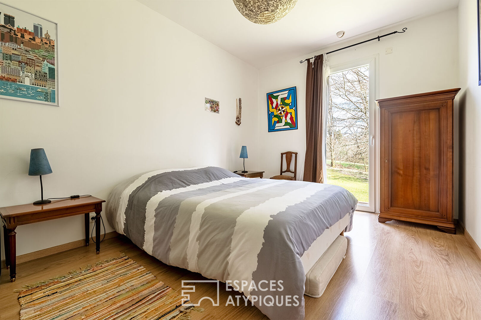 Elegant architect-designed house in the heart of a residential area