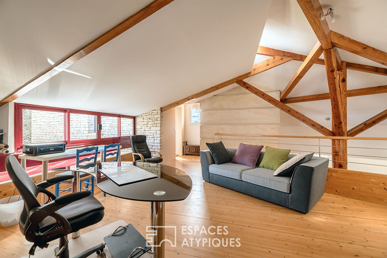 Elegant architect-designed house in the heart of a residential area
