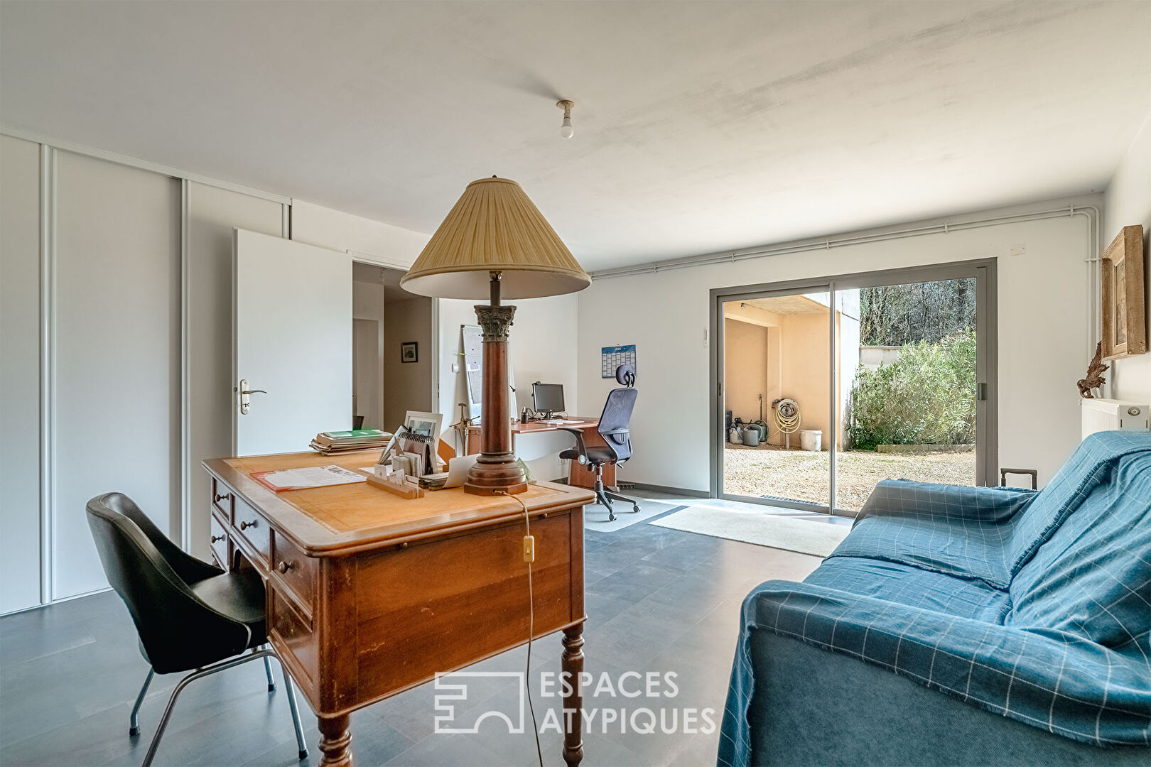 Elegant architect-designed house in the heart of a residential area