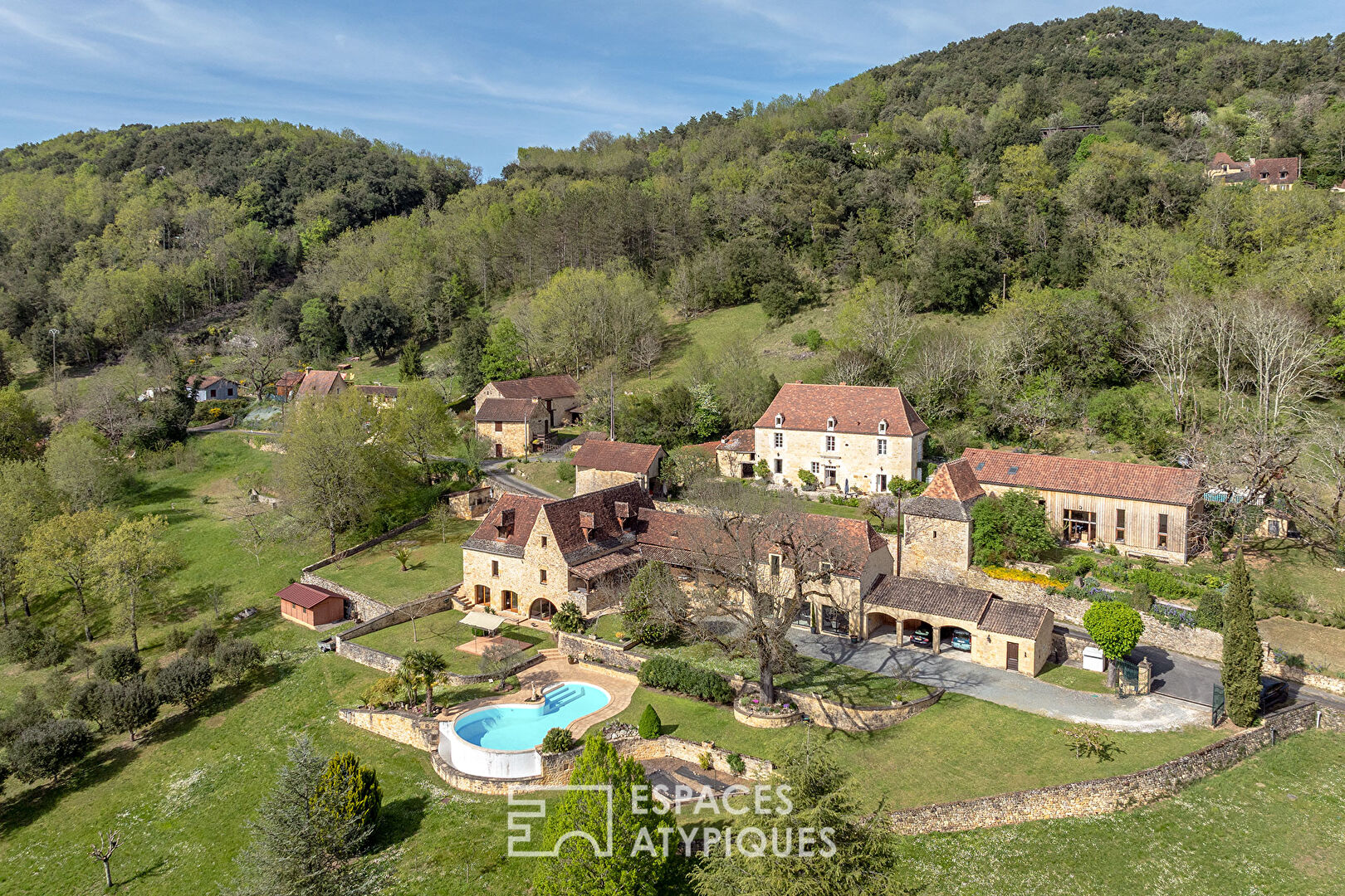 Vue imprenable, charme de la pierre et authenticité au coeur du Triangle d'Or
