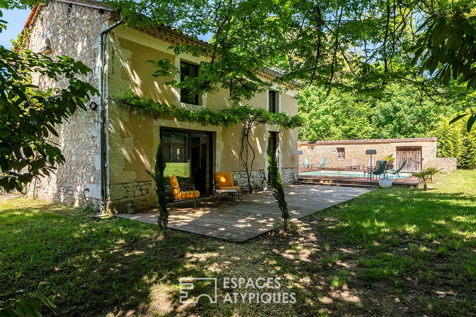 Maison de Maître et sa maison d’amis dans son écrin de verdure proche de Périgueux.