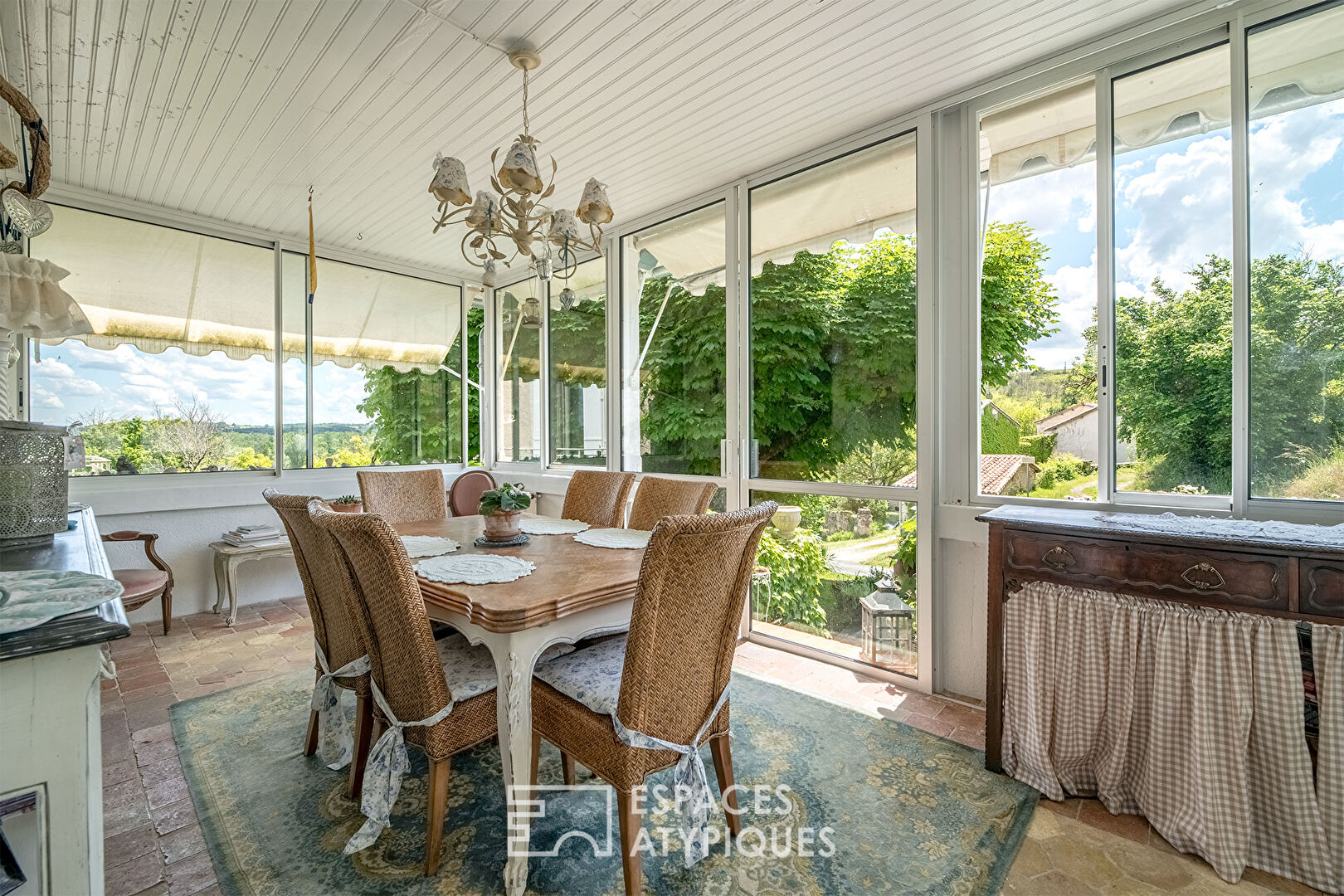 Mansion with commanding view, a setting of history and character