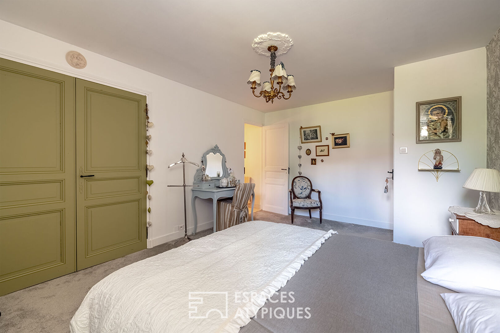Mansion with commanding view, a setting of history and character