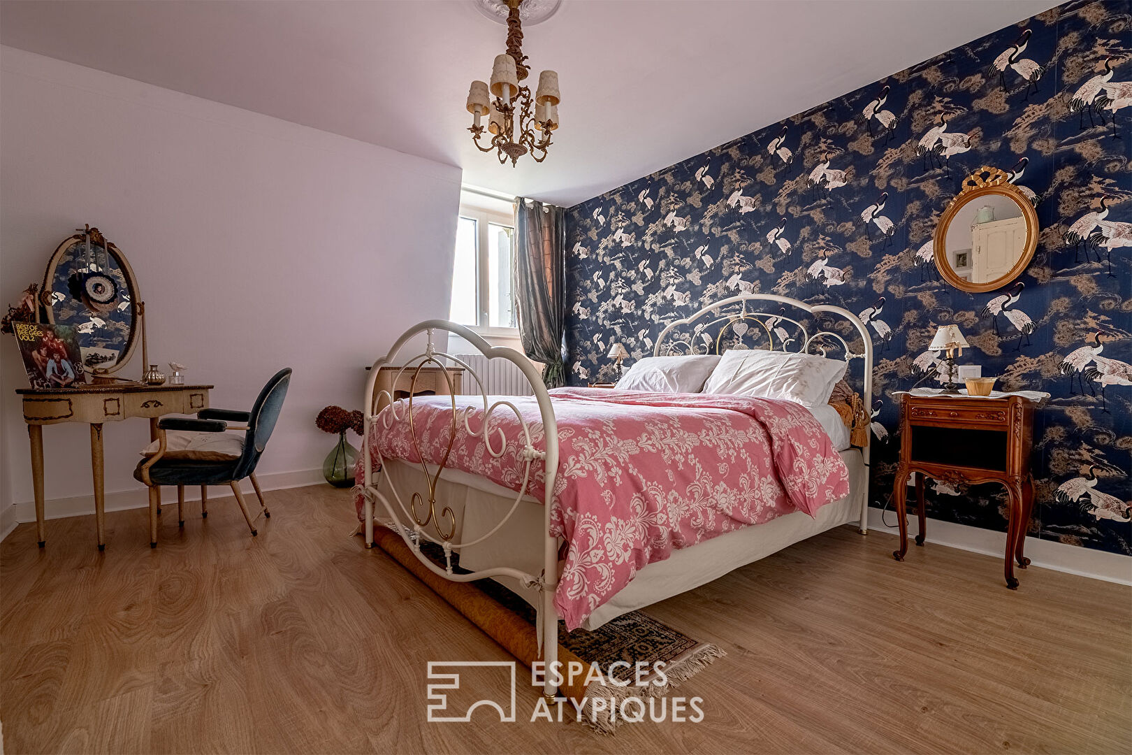 Mansion with commanding view, a setting of history and character