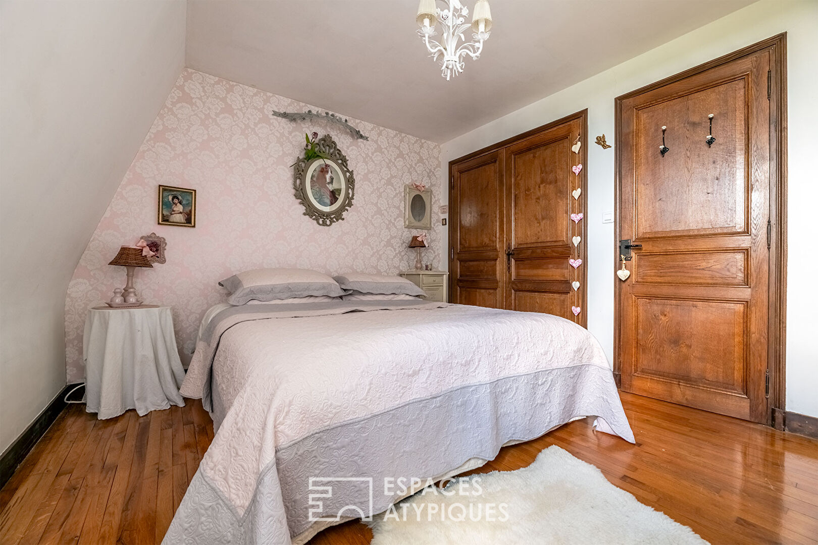 Mansion with commanding view, a setting of history and character