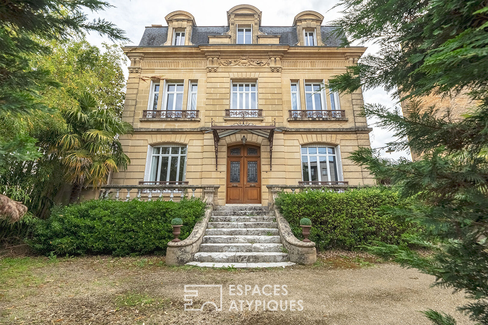 Hôtel particulier aux volumes généreux au coeur de Bergerac.