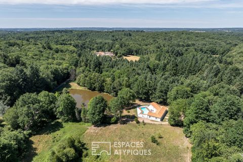 A single-story life, its swimming pool and its pond at the edge of the forest
