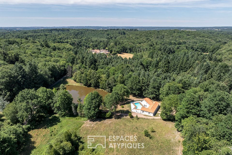 Une vie de plain-pied, sa piscine et son étang à l'orée de la forêt