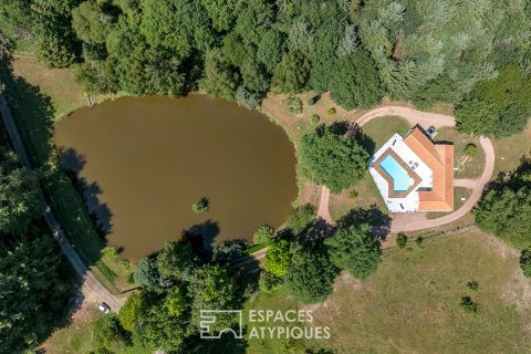A single-story life, its swimming pool and its pond at the edge of the forest