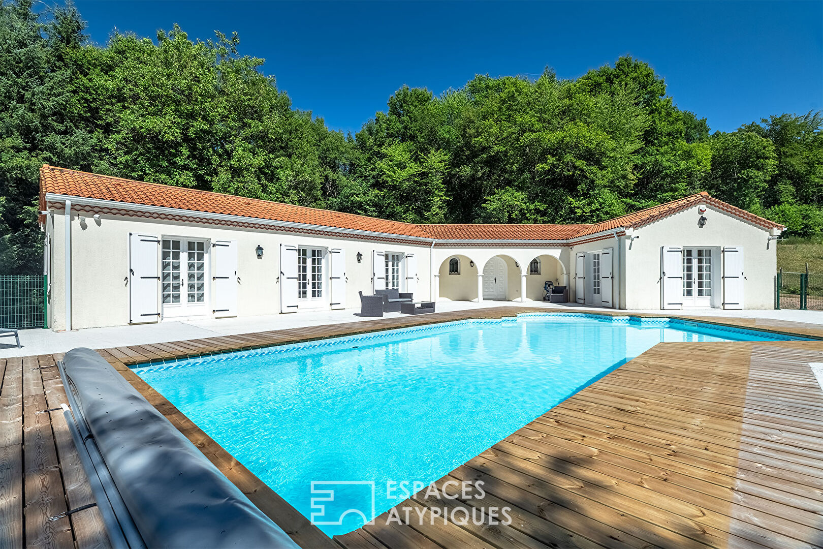 A single-story life, its swimming pool and its pond at the edge of the forest