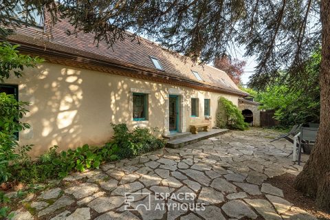 The farmhouse and its breathtaking view of the lush nature.