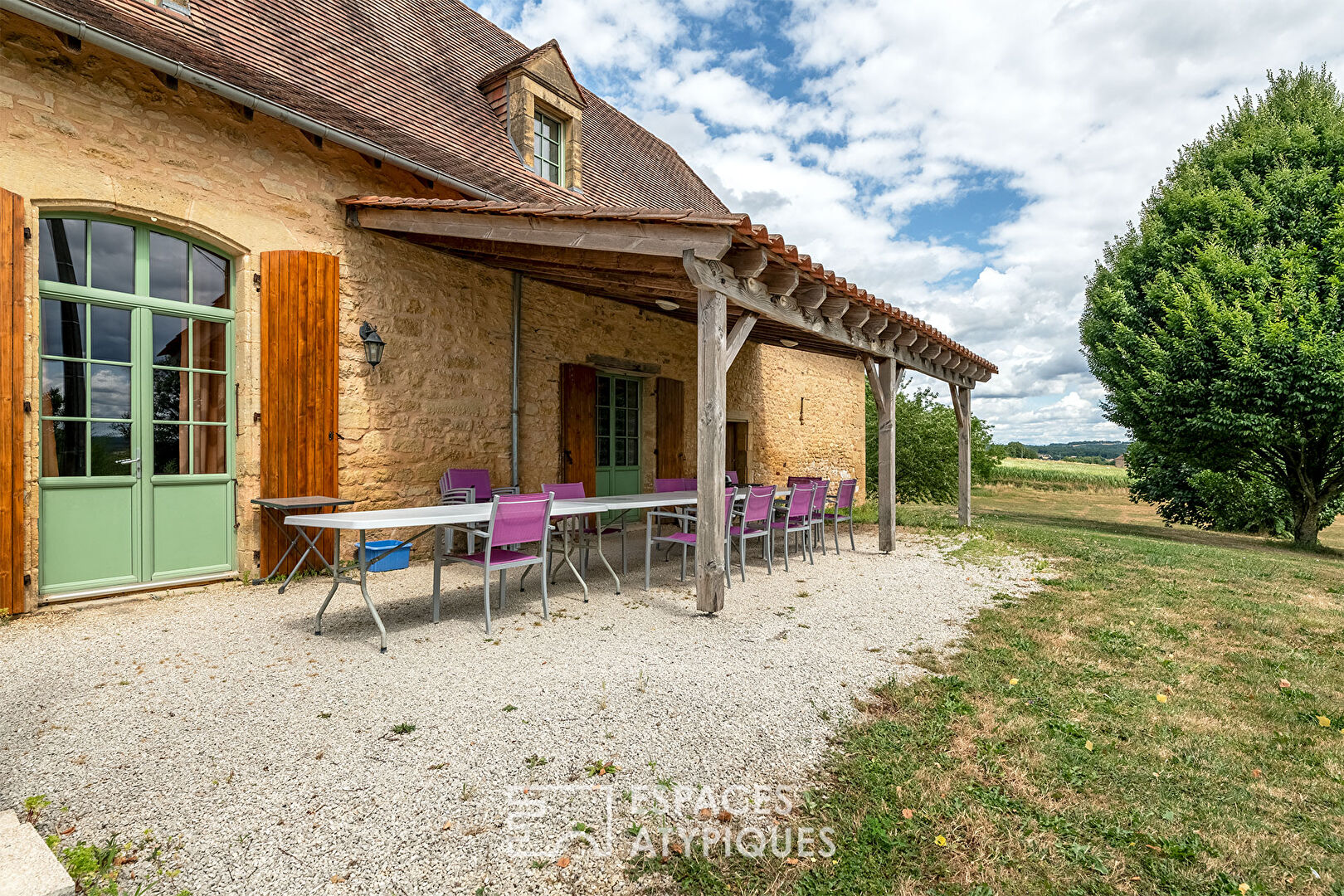 Charming, renovated estate with high-end services