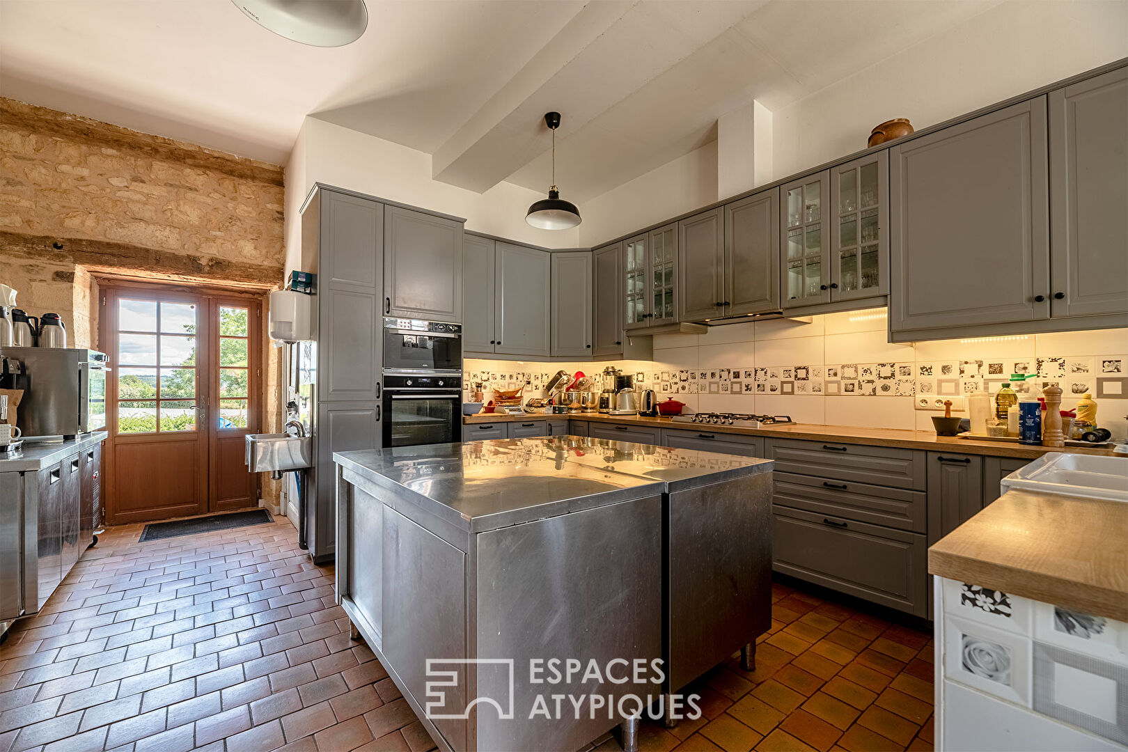 Charming, renovated estate with high-end services