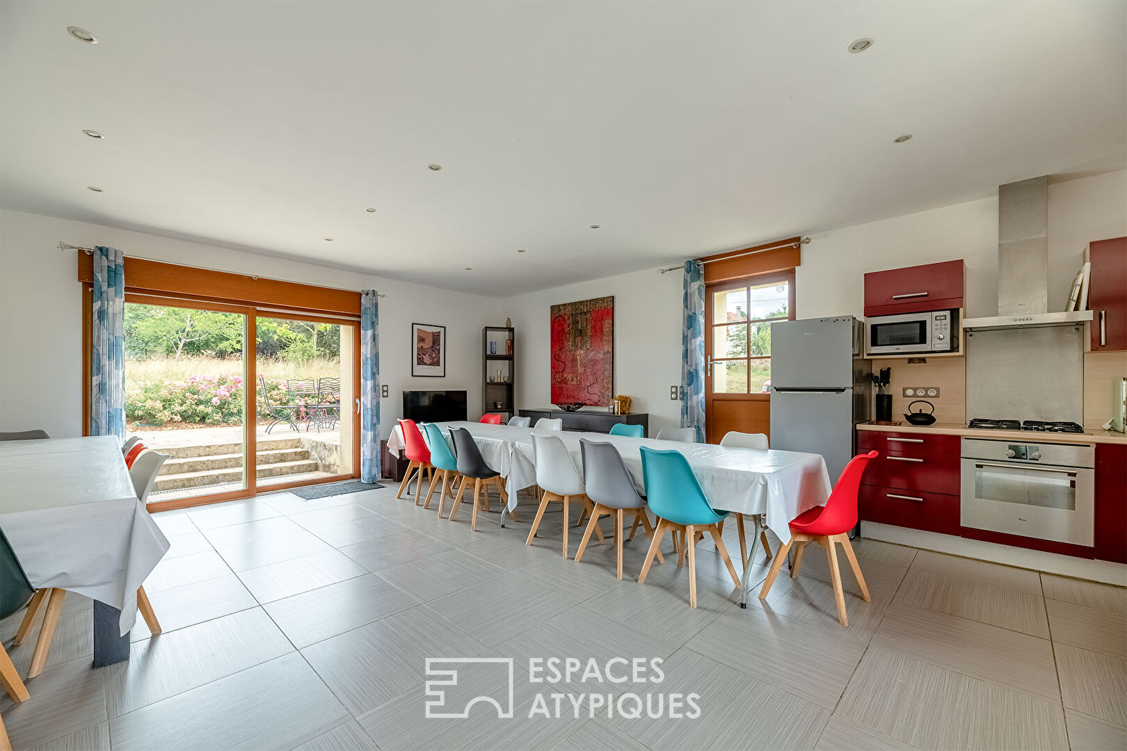 Charming, renovated estate with high-end services