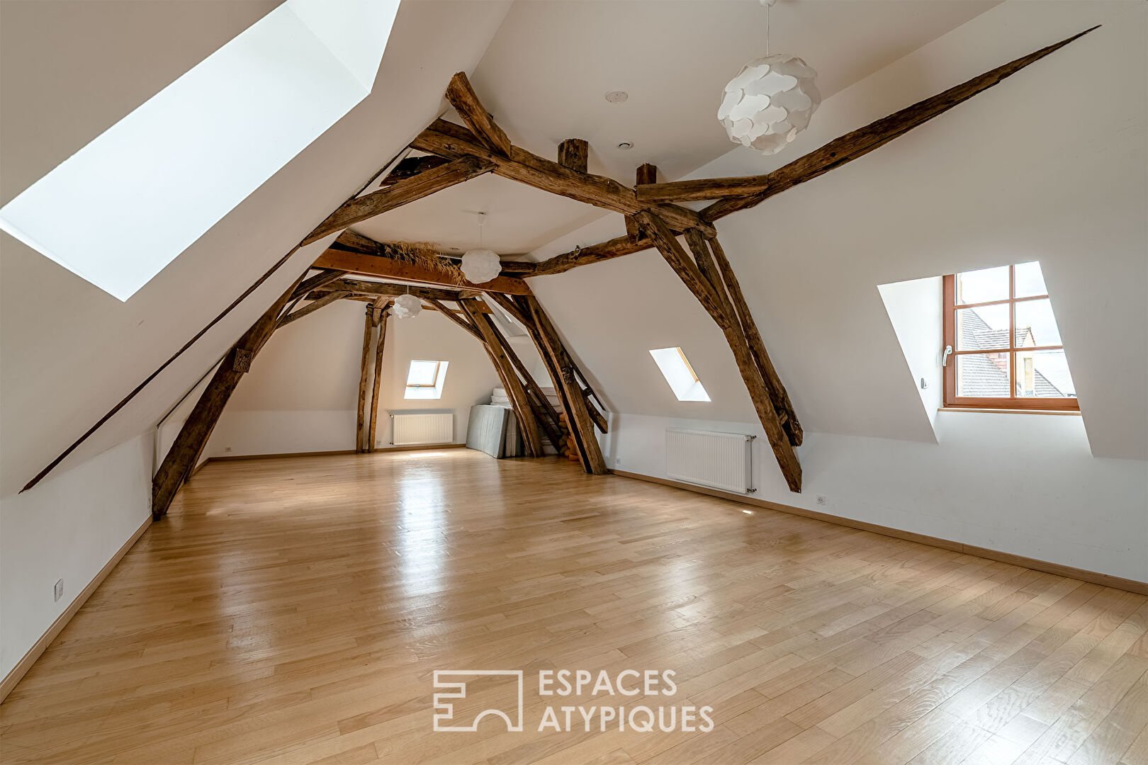 Charming, renovated estate with high-end services