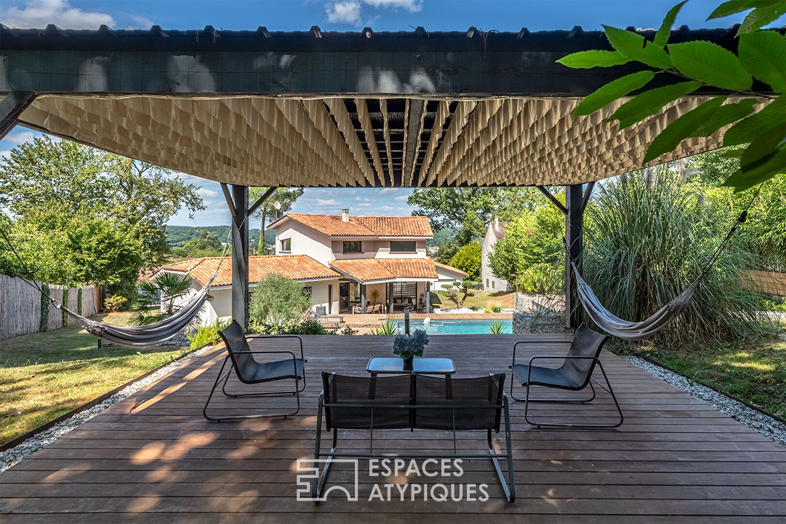 Elegant contemporary and its Garden of Eden