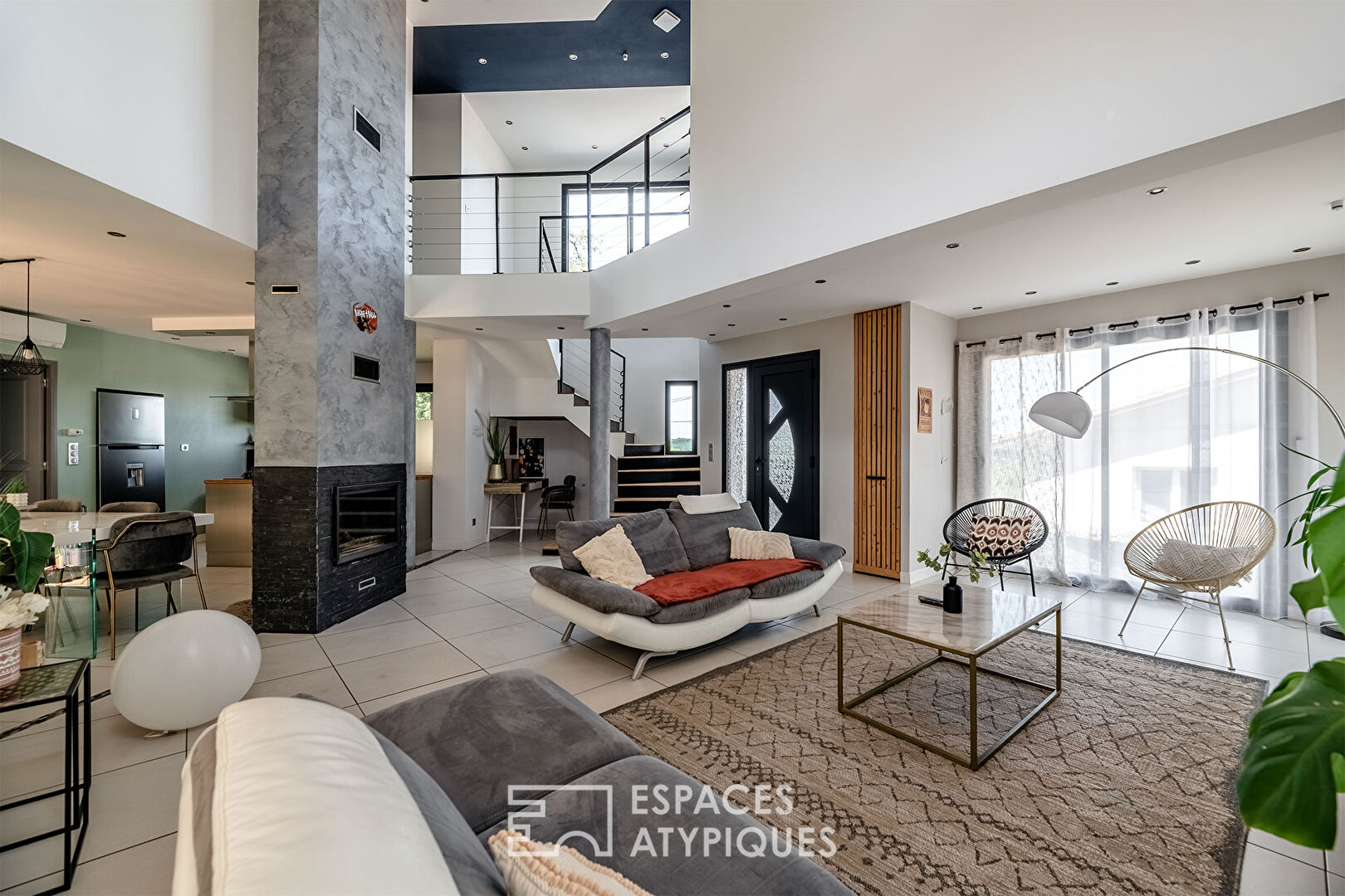 Elegant contemporary and its Garden of Eden