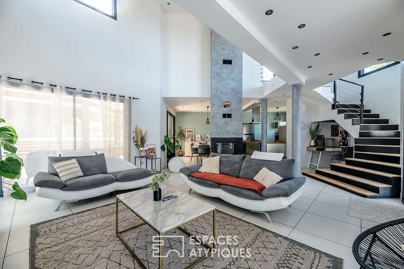 Elegant contemporary and its Garden of Eden