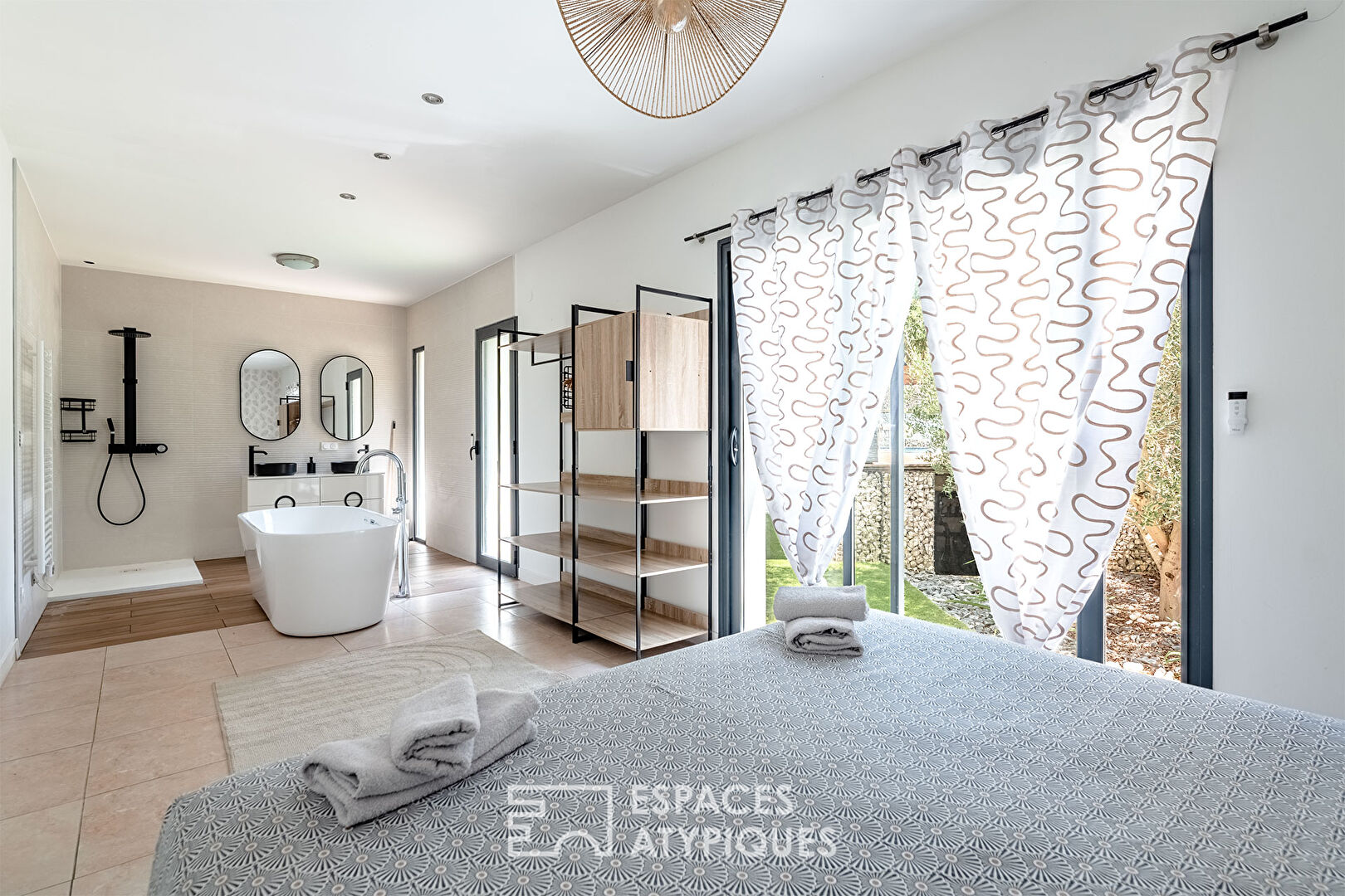 Elegant contemporary and its Garden of Eden