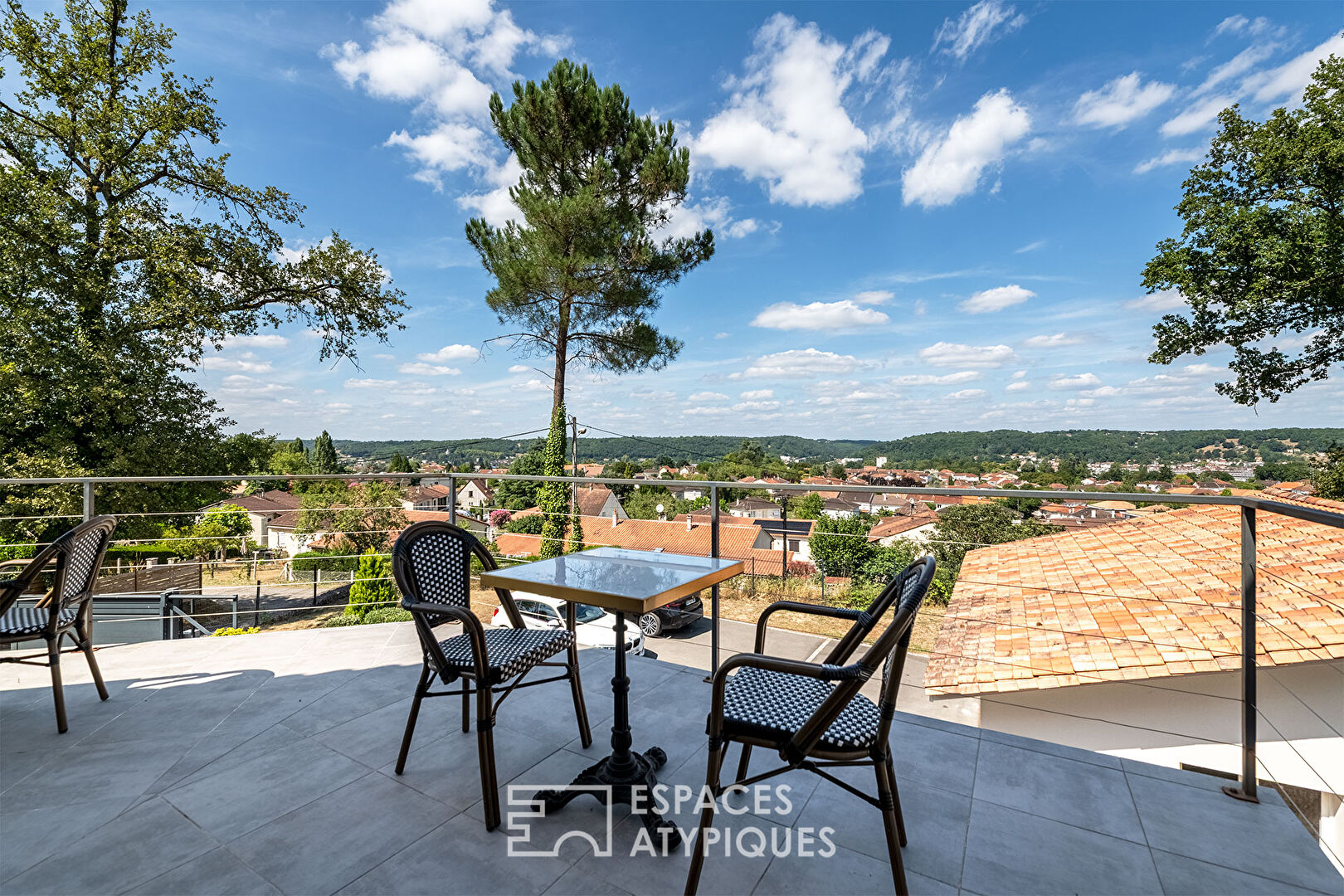 Elegant contemporary and its Garden of Eden