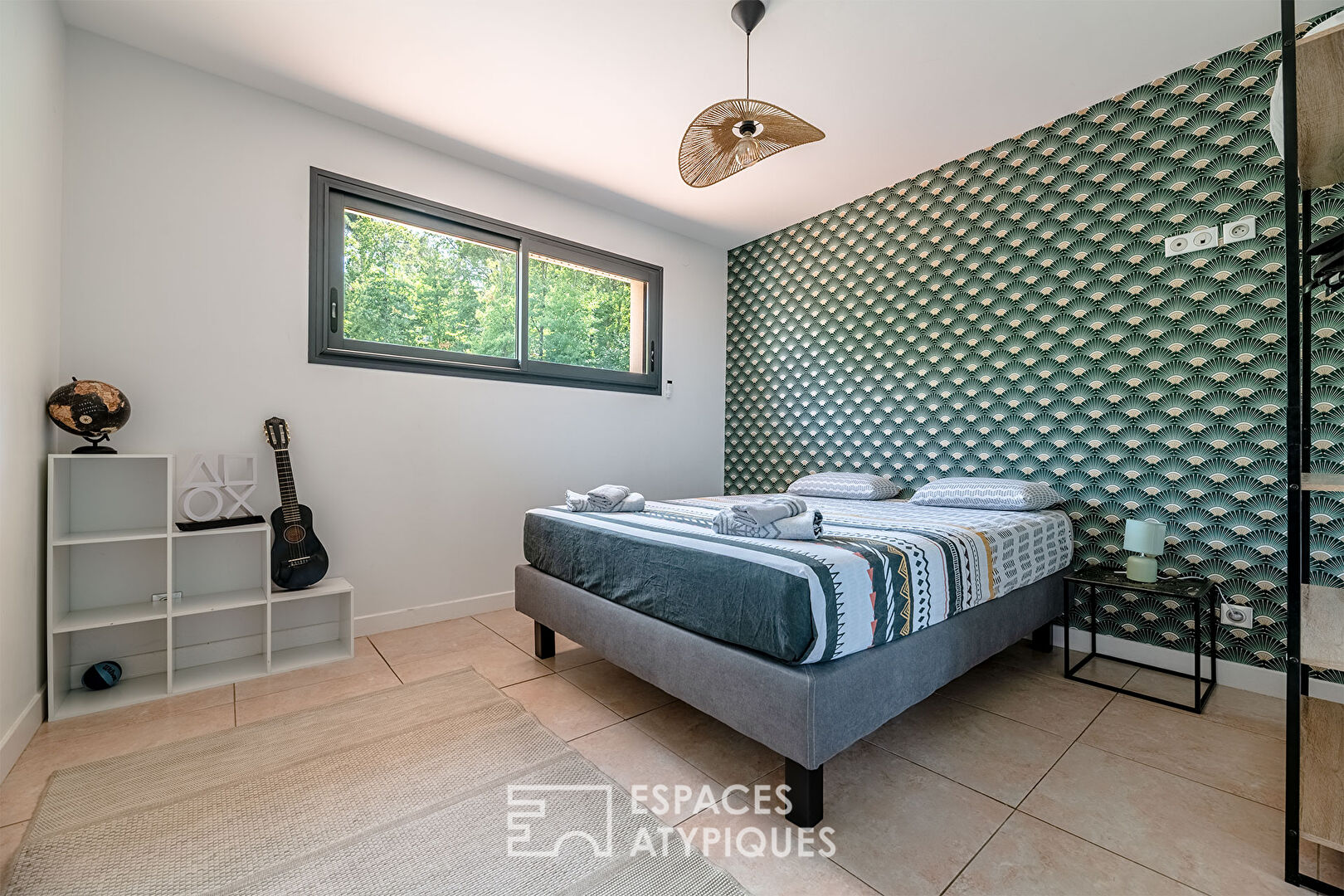 Elegant contemporary and its Garden of Eden