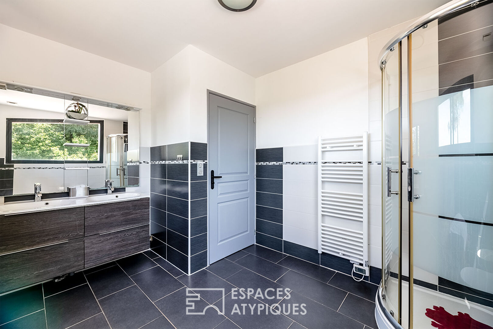 Elegant contemporary and its Garden of Eden