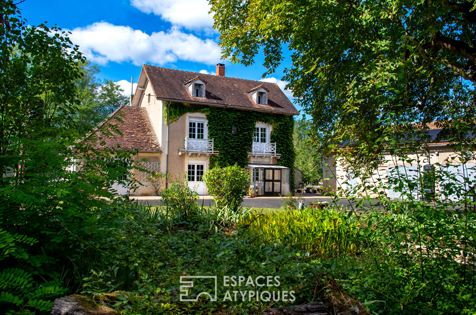 Propriété de caractére avec maison annexe et piscine