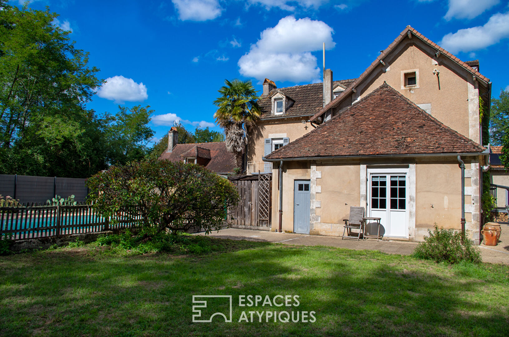 Propriété de caractére avec maison annexe et piscine