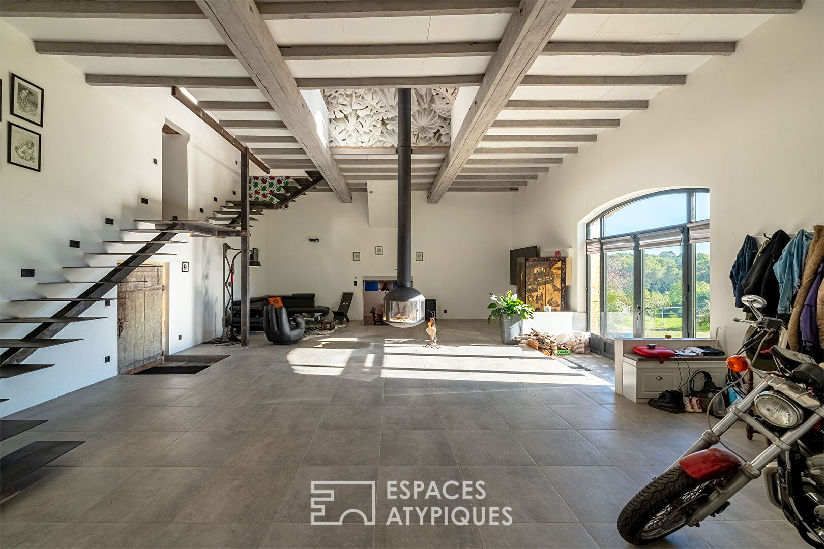 Former wine storehouse transformed into XXL loft in Bergerac