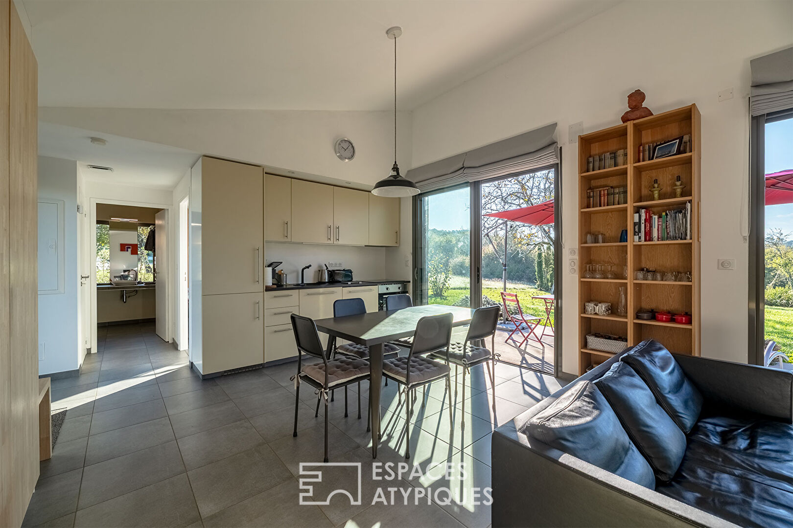 Contemporary bioclimatic house with view, near Sarlat.