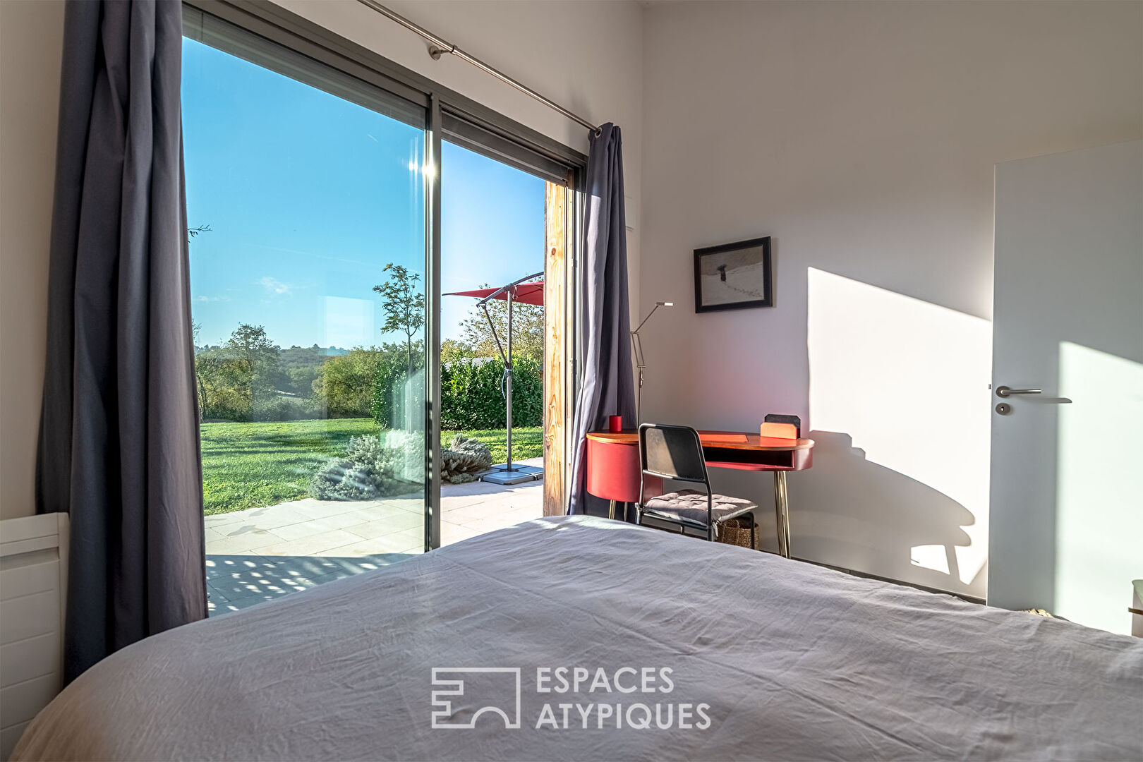 Contemporary bioclimatic house with view, near Sarlat.