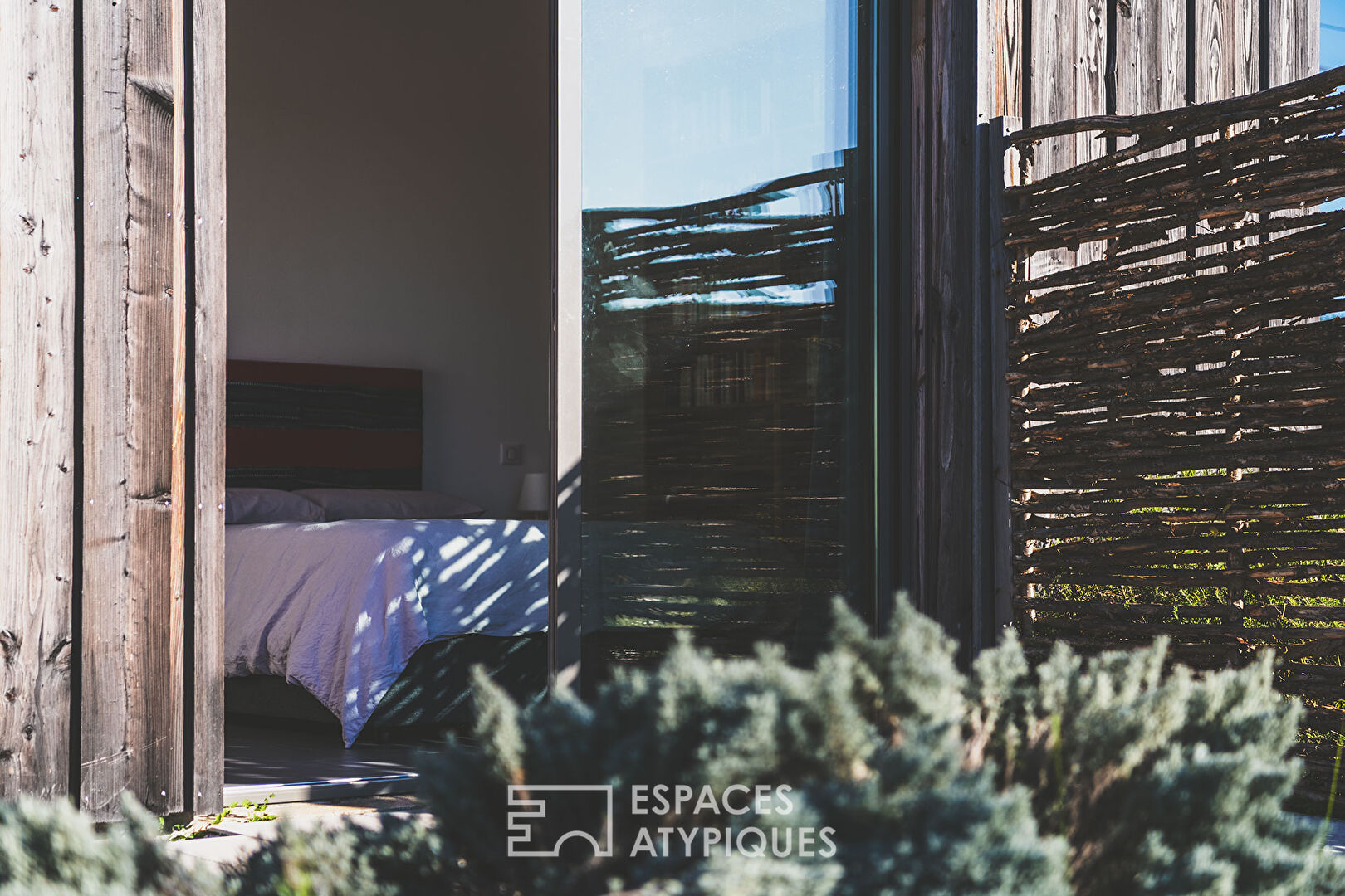 Contemporary bioclimatic house with view, near Sarlat.